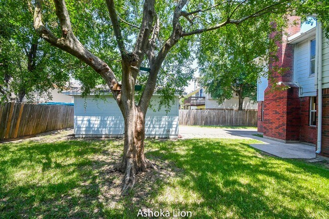 Building Photo - Gorgeously designed home with 4 bedrooms and 2.5 baths. A must see!