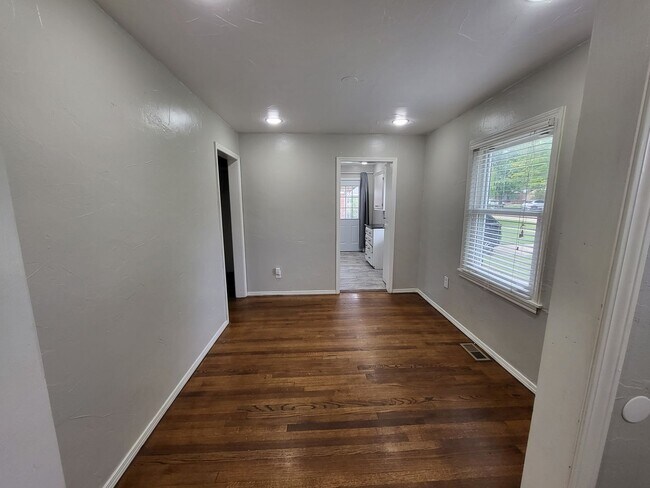 Building Photo - Remodeled 2 bedroom, 1 bathroom house in Capitol View neighborhood Edmond, OK with washer and dry...