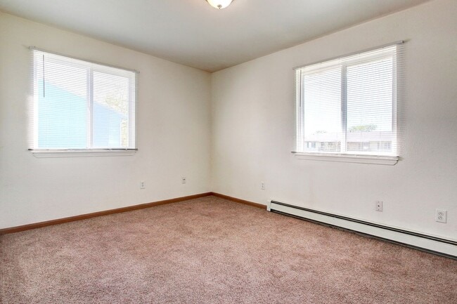 Building Photo - 2 BED 1 BATH UPPER LEVEL APARTMENT