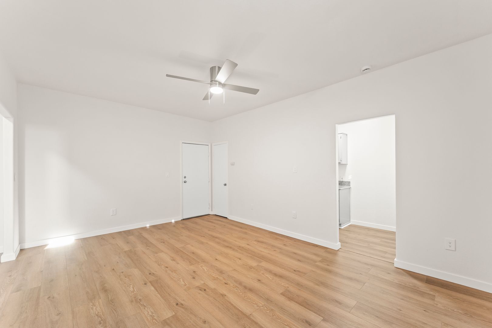 Building Photo - 842 W 83rd St