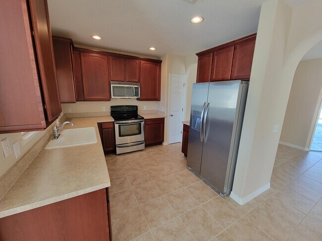 Building Photo - 2223 Seven Oaks Dr