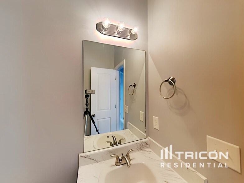 Building Photo - 249 White Creek Dr