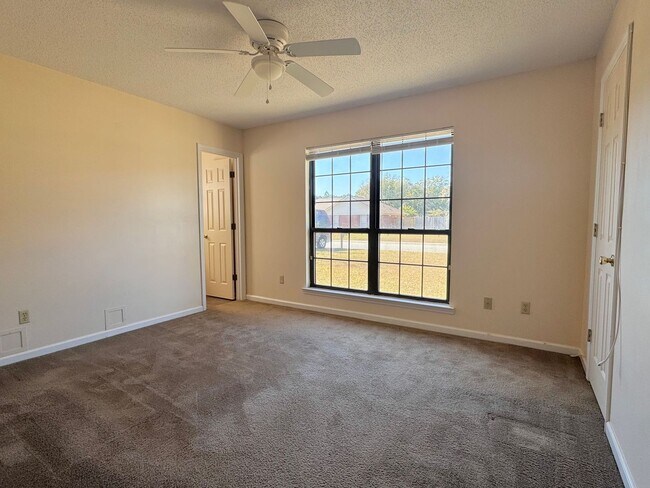 Building Photo - MOVE-IN READY! (Pet Friendly)