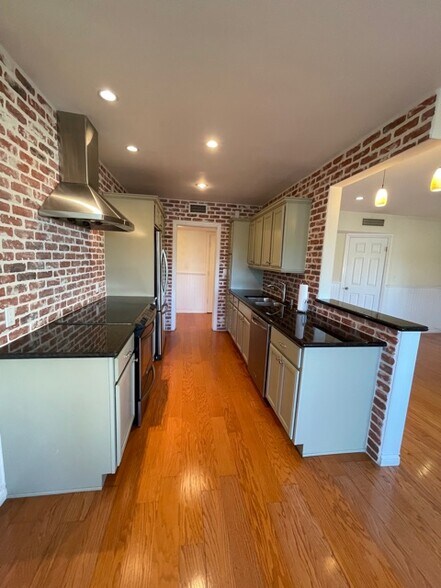 Building Photo - 451 S Barrington Ave