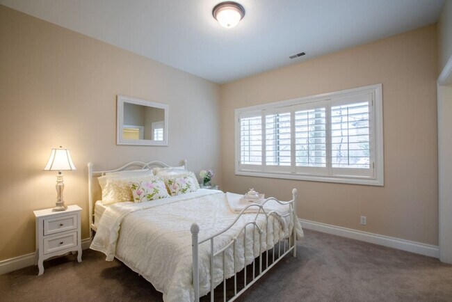 Building Photo - 678 Scenic Hills Dr