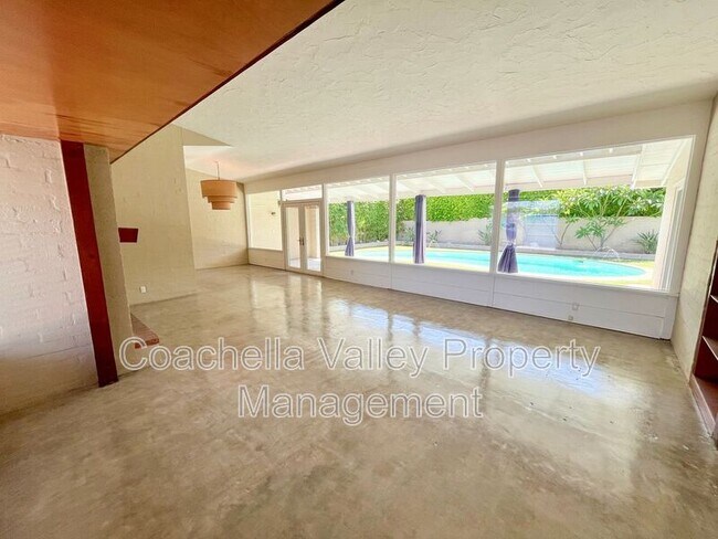 Building Photo - 1680 E Mesquite Ave