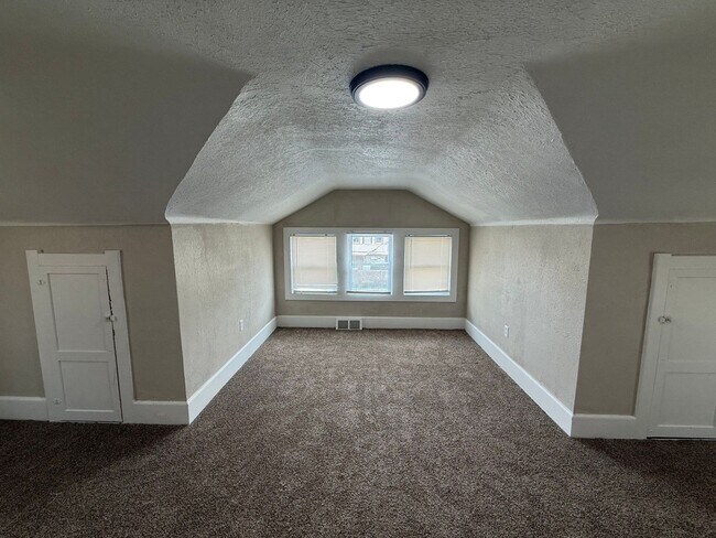 Building Photo - Fully Renovated 3-Bedroom Home – Move-In R...