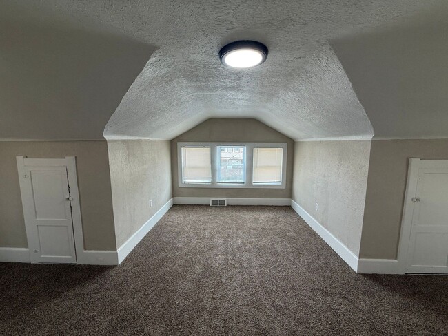 Building Photo - Renovated 3-Bedroom Home – We Welcome Sect...