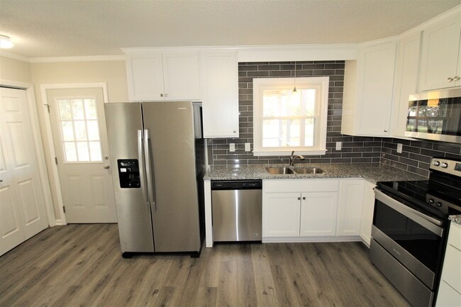 Building Photo - Remodeled Ranch Home in Steele Creek!