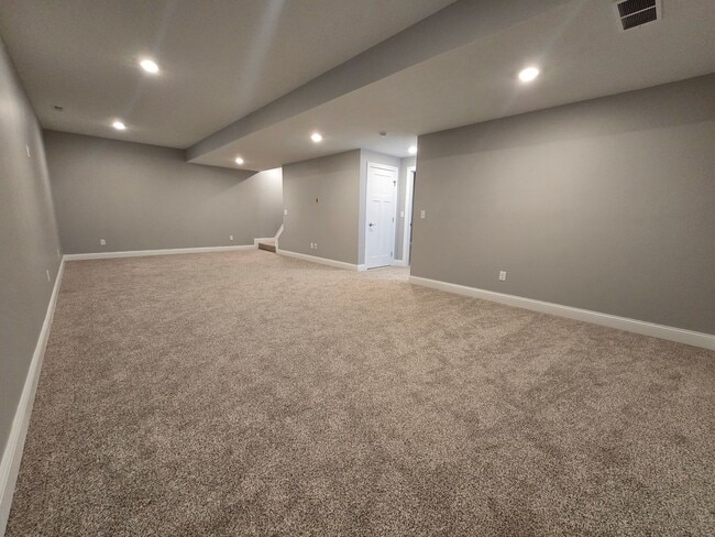 Building Photo - 6 Bedroom Home in Brookridge Estates