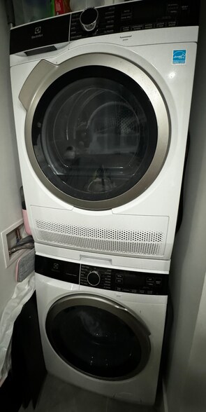In Unit Washer Dryer - 600 NE 36th St