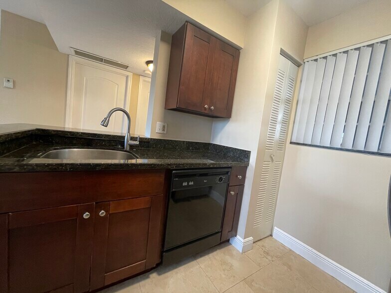Building Photo - 2810 N Oakland Forest Dr
