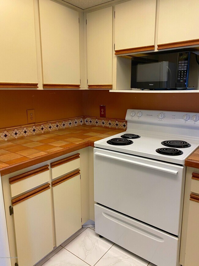 Building Photo - 987 Sonesta Ave NE