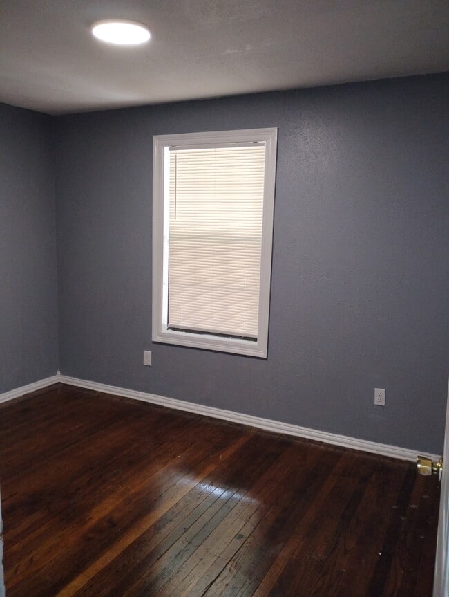 Building Photo - 321 N 18th Ave