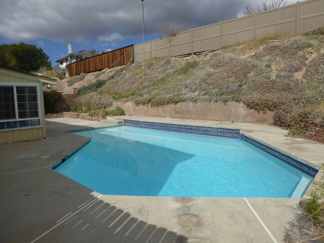Building Photo - 3 Bedroom Pool Home in Canyon Country!