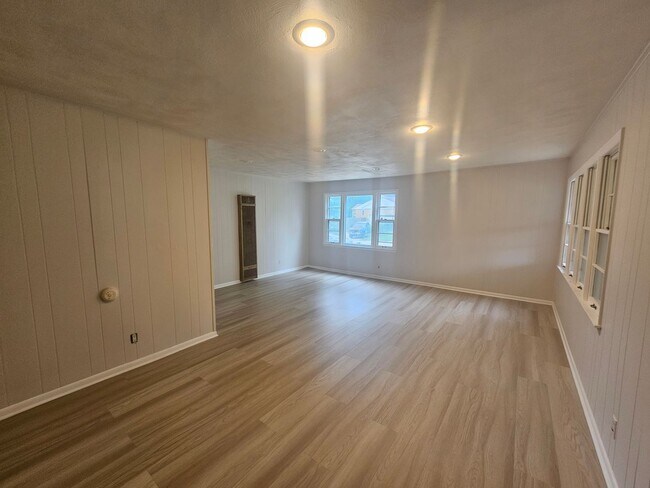 Building Photo - 800-802 E 75th Terrace