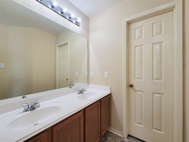 Building Photo - 19718 Byron Meadows Dr