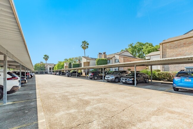 Building Photo - 7140 N Holiday Dr