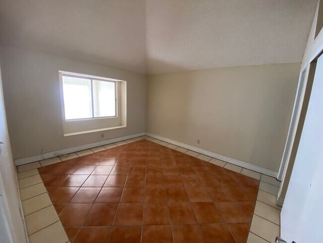 Building Photo - EASTSIDE DUPLEX FOR RENT