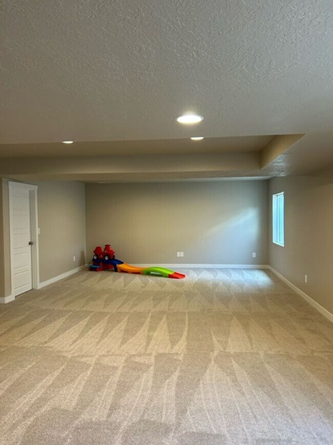 Building Photo - STUNNING Bountiful Home!!