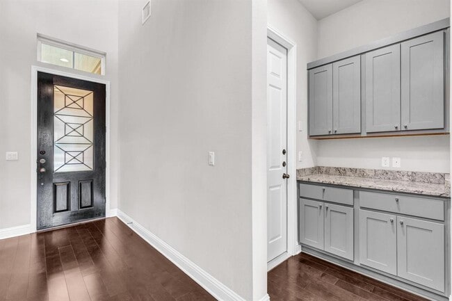 Building Photo - 6716 Vitruvius Dr