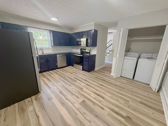 Building Photo - Freshly Renovated Townhome 3 Bed, 1.5 Bath