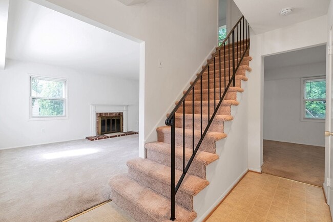 Building Photo - Fantastic 4 Bed 2.5 Bath Colonial Home Sou...