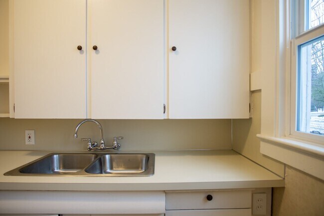 Building Photo - Gorgeous 2-Bedroom Corner Flat in 1911 Fou...