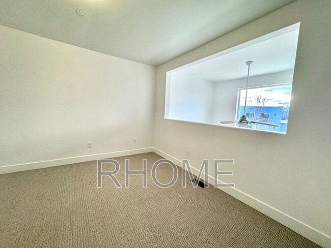 Building Photo - 10384 S Clarks Hill Dr