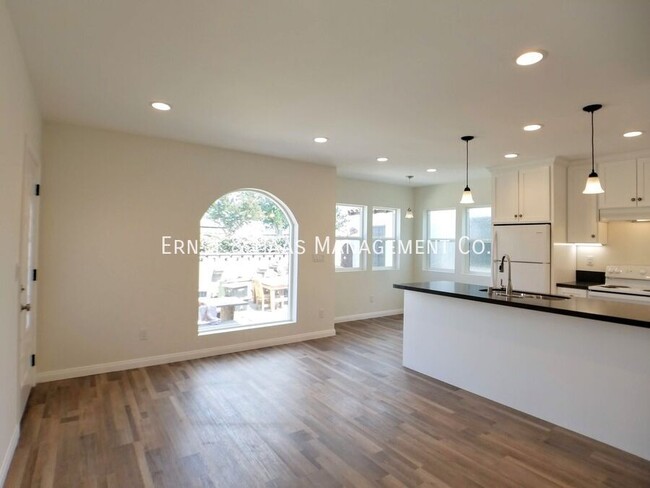 Building Photo - Beautiful 2 Bedroom 2 Bath Home Located in...