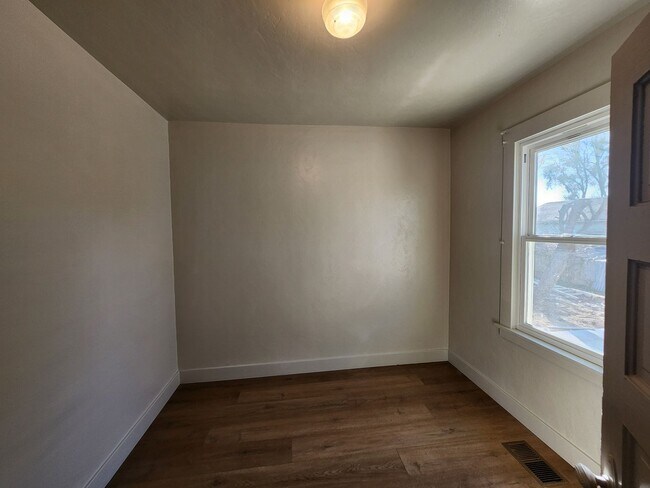 Building Photo - 555 Wallis Ave