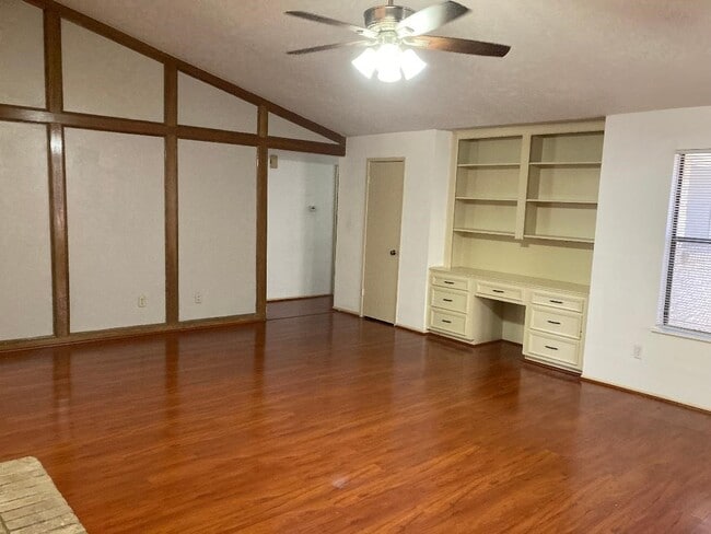 Building Photo - 2906 Green Fields Dr