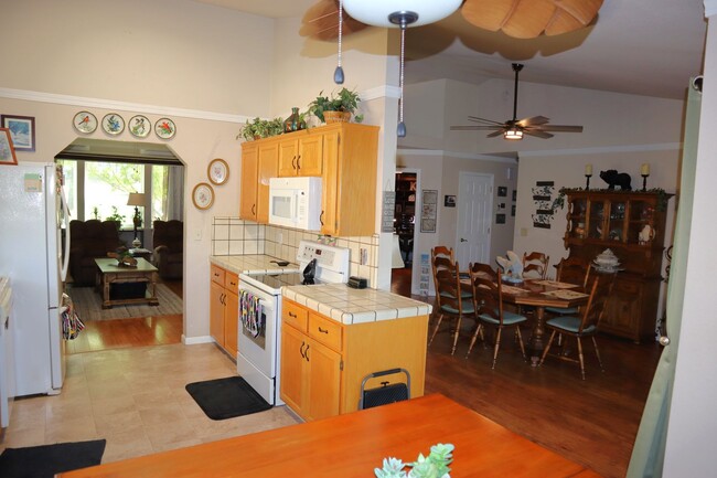 Building Photo - Oroville-Furnished-Turnkey-3 bedroom 2 bath home, hot tub, gazebo, landscaped yard, solar