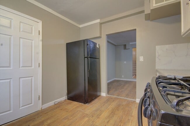 Building Photo - 4 bed, 2 bath home