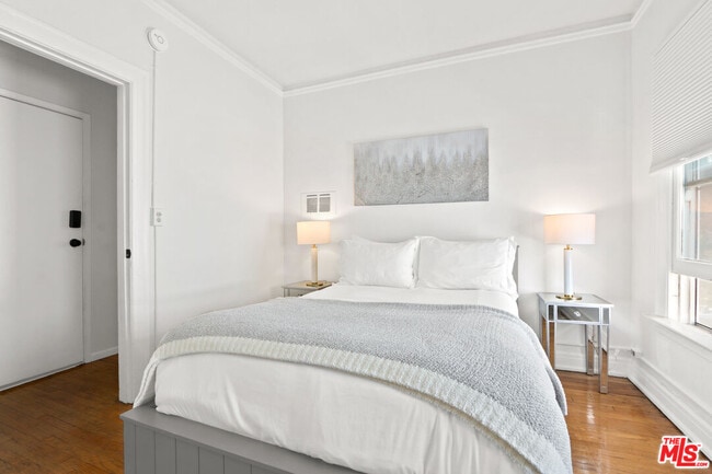 Building Photo - 442 N Orange Grove Ave