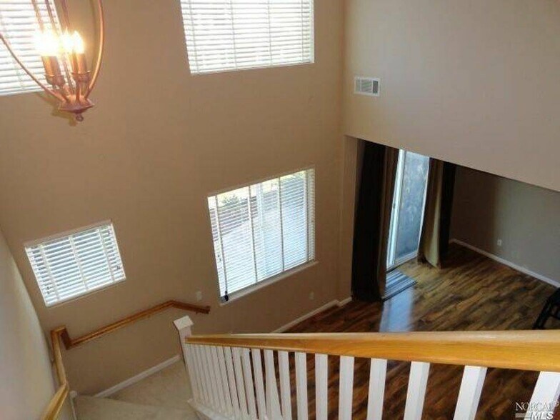 Building Photo - 557 Loch Lomond Way