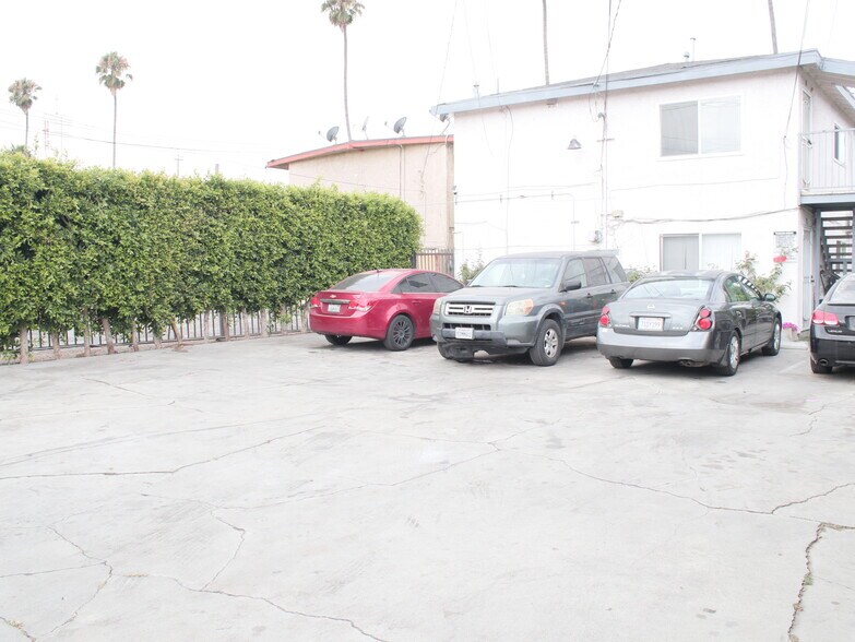 Building Photo - 11116 S Figueroa St