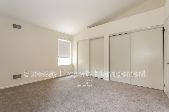 Building Photo - 1042 A Canterbury Dr