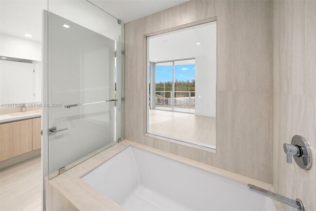 Building Photo - 2411 Laguna Cir