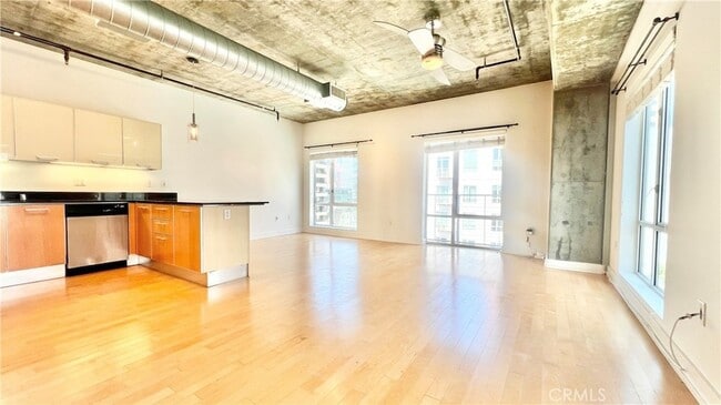 Building Photo - 645 W 9th St