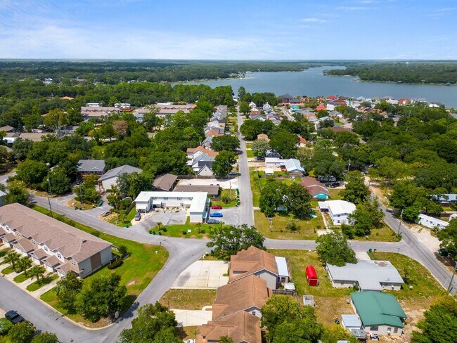 Building Photo - Fantastic 5 Bedroom in Fort Walton Beach!