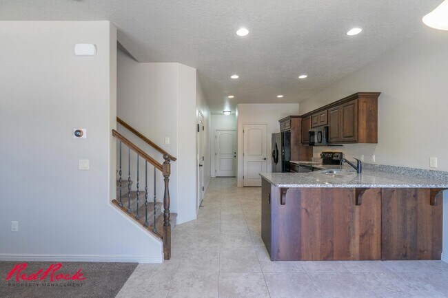 Building Photo - Charming 3 bedroom Townhome. 2 Community Pools!