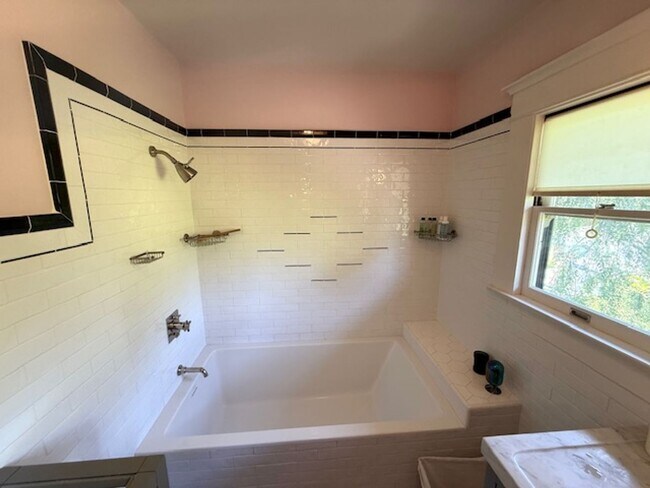 Building Photo - Furnished Craftsman Home - Pool, Entertain...