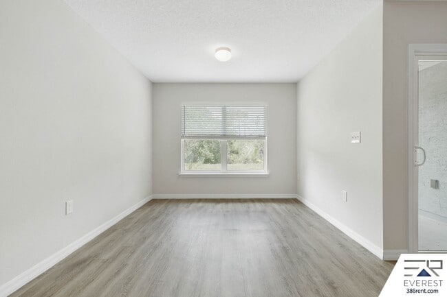 Building Photo - LIKE NEW 3/2/1 TOWNHOUSE IN DESIRABLE SEMINOLE WOODS