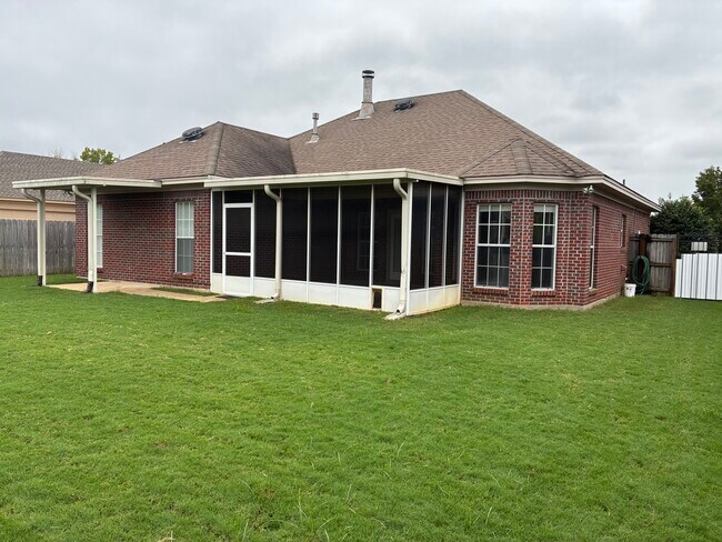 Building Photo - 1319 Hallwood Ln