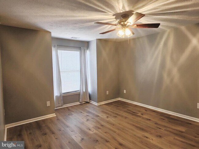 Building Photo - 16 Laurel Path Ct