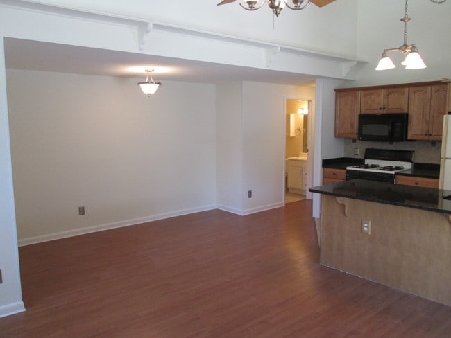 Building Photo - 14 Queen Ann Court