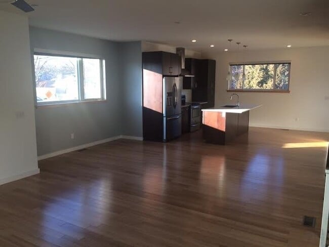 Building Photo - 3 Bedroom Modern Home w/ Excellent Location!