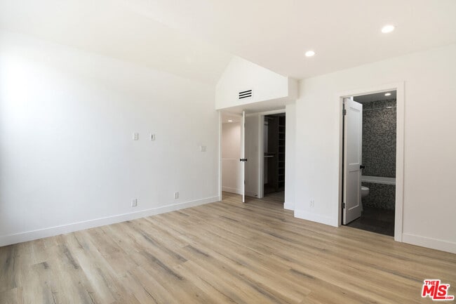 Building Photo - 824 Westmount Dr