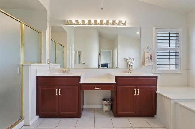 Building Photo - Beautiful home in a charming  neighborhood!!! Easy access to shopping and highways!!